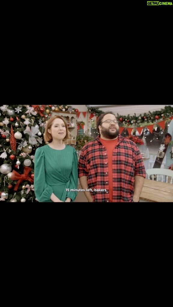 Ellie Kemper Instagram - The Great American Baking Show: Celebrity Holiday Special streaming NOW on @therokuchannel !!! #AmericanBakingShow