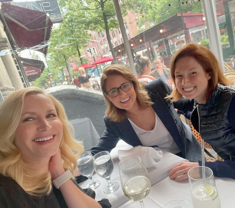 Ellie Kemper Instagram - #tbt Well well well what have we here!! A pure *delight* seeing these ladies in NYC a couple of weeks ago 😊😊😊 (And if you haven’t read their fabulous new book The Office BFFs yet, GO GET IT!!!)