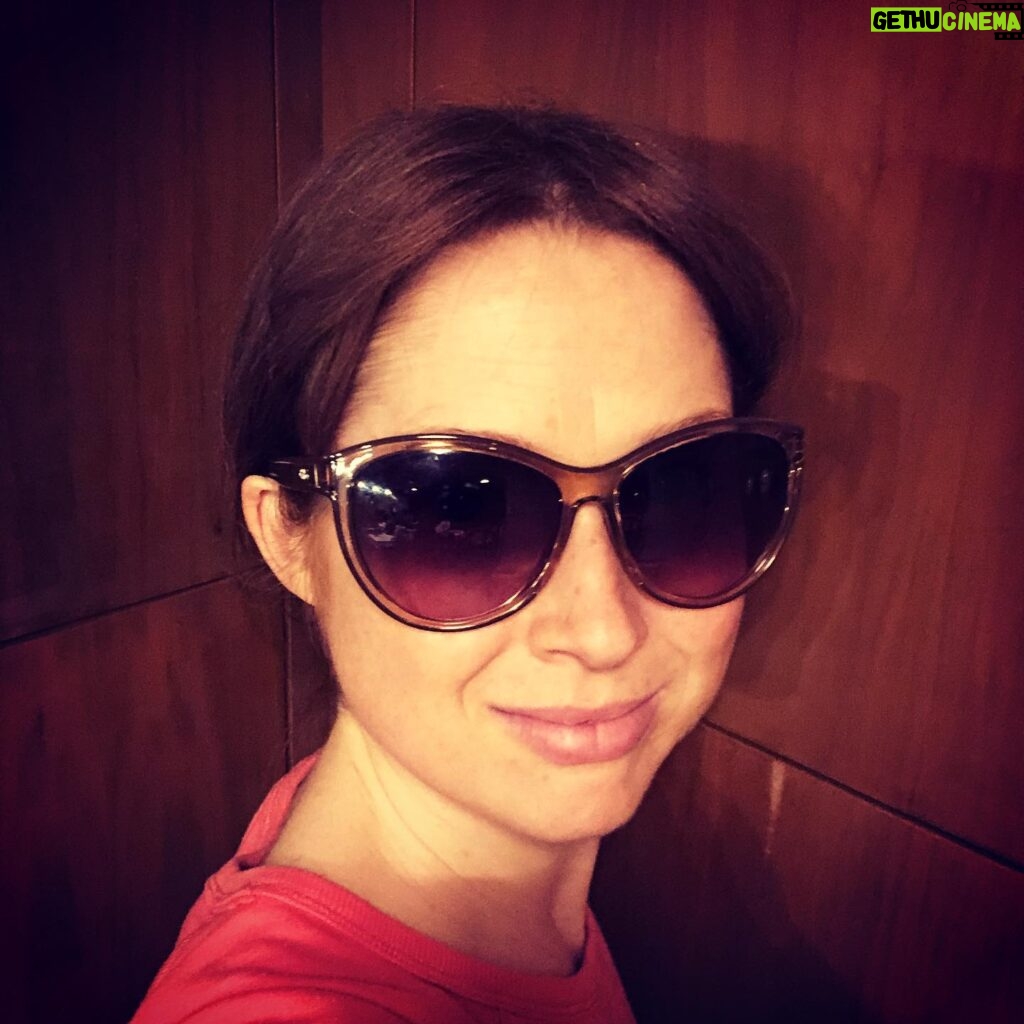 Ellie Kemper Instagram - Wearing sunglasses bc I have an enormous stye on my right eye (YA THINK IT’S THE STRESS?). But that’s not all. I also just donated to #godslovewedeliver, and you can too! This incredible organization delivers meals to those who are too sick to shop or cook for themselves in the NYC area and in this extraordinary time they are sending emergency kits to their clients. Help if you can. Link in bio. #InThisTogether