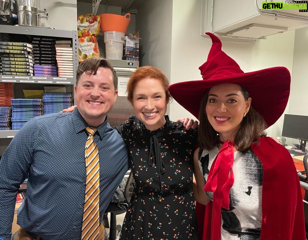 Ellie Kemper Instagram - The witches were OUT and the lighting was supreme for a delightful conversation with my lovely pals @plazadeaubrey and @danmurphynyc about their latest book #TheReturnOfTheChristmasWitch!!! It’s out now, it’s fantastic, go get it or YOU BETTER WATCH OUT 🧙‍♀️ 🧙‍♀️ 🧙‍♀️