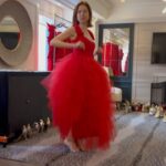 Ellie Kemper Instagram – Happy National #WearRedDay!!!! Today we are wearing red to champion women’s health. Cardiovascular disease affects 1 in 3 women, so today we urge ladies to wear red and to take care of your hearts ❤️❤️❤️❤️ @american_heart 

(I was sick with a cold and had to miss the @goredforwomen event but here is raw footage from my fitting)

👗 @style_byjordan & @meemmap 
💄 NOT done by @pellegrinokatie 
💇‍♀️ NOT done by @thebesthikari