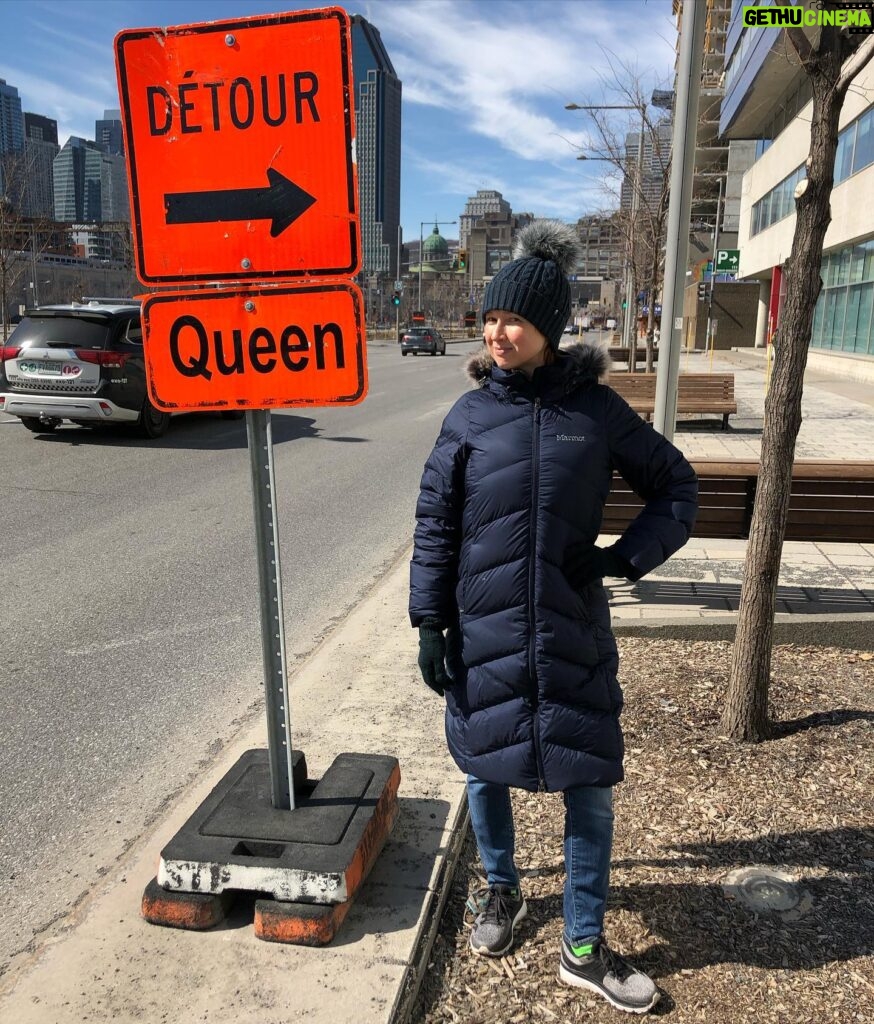 Ellie Kemper Instagram - Guys, this queen is keeping her distance. #WentOutForAWalkThenDirectlyBackHome #flattenthecurve