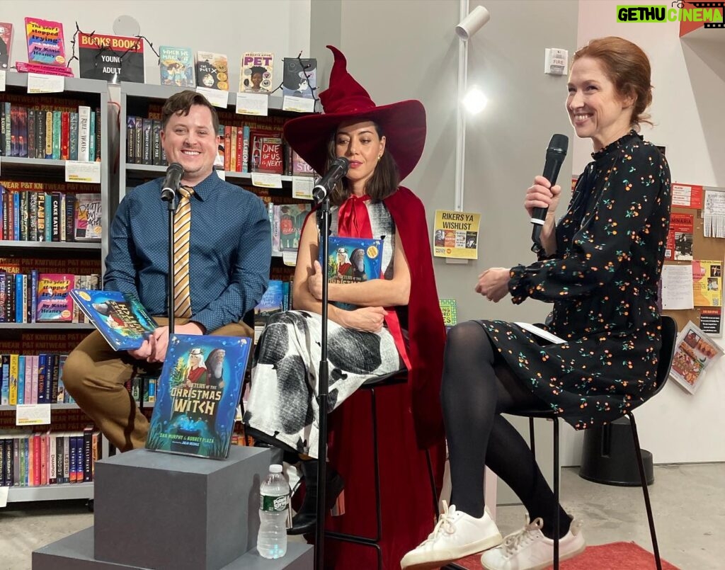 Ellie Kemper Instagram - The witches were OUT and the lighting was supreme for a delightful conversation with my lovely pals @plazadeaubrey and @danmurphynyc about their latest book #TheReturnOfTheChristmasWitch!!! It’s out now, it’s fantastic, go get it or YOU BETTER WATCH OUT 🧙‍♀️ 🧙‍♀️ 🧙‍♀️