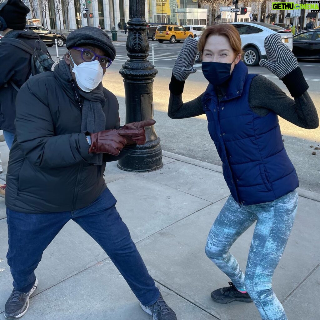 Ellie Kemper Instagram - Oh pardon me, just randomly bumped into icon @alroker on the sweet streets of NYC this morning! Thank you @todayshow! #TakeaWalkTODAY (📸 @zschiffman)