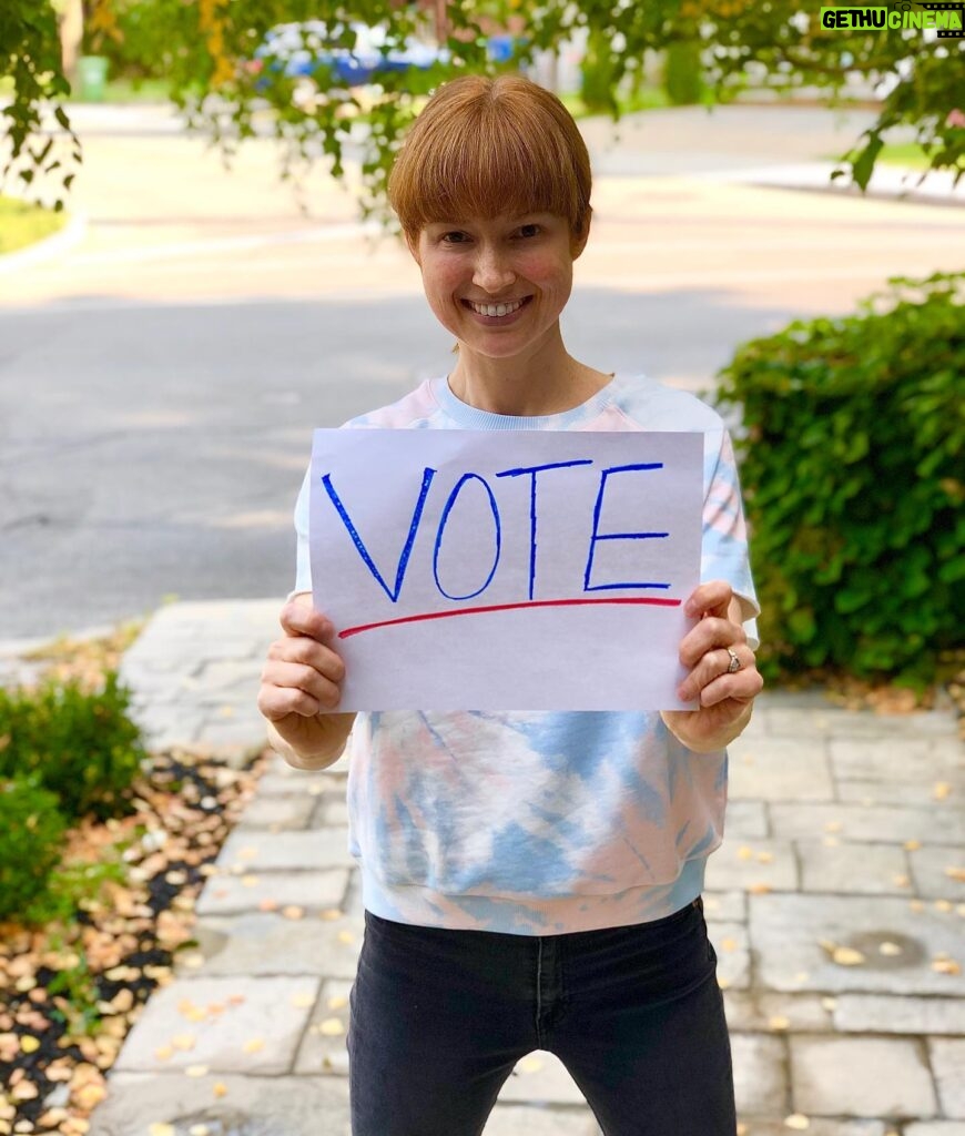Ellie Kemper Instagram - Today is National Voter Registration Day! It takes less time to register than it did for me to make this sign. And this sign is really good. Go register now! Link in bio. 🇺🇸