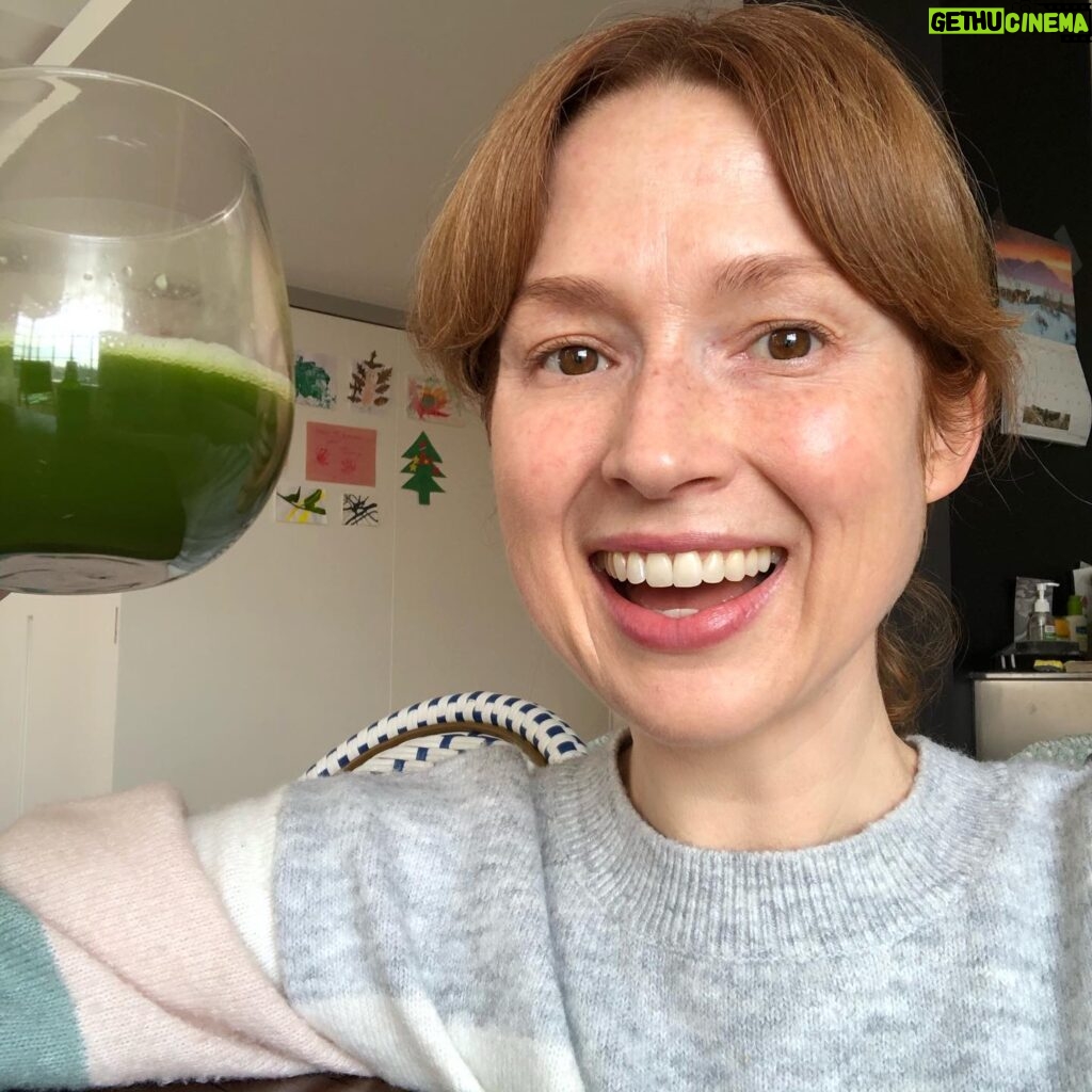 Ellie Kemper Instagram - Riding that 3-second green juice high!