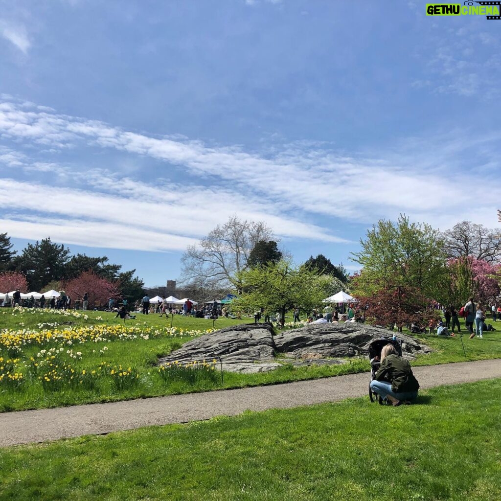 Ellie Kemper Instagram - My family (not pictured) and I (partially pictured) had a wonderful time at the New York Botanical Garden this weekend! 🌸 🌳 🌎