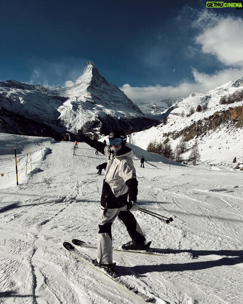 Elsa Dasc Instagram - Nos dernières vacances à 2 avant un petit moment ☃️Une BabyMoon enneigée, il est temps de retrouver la famille pour fêter Noël..🎅🏼 #zermatt 🇨🇭🏔️