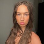 Elsie Hewitt Instagram - does photoshoot takes iphone selfies w the strobe lamp