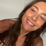 Elsie Hewitt Instagram - does photoshoot takes iphone selfies w the strobe lamp
