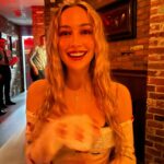Elsie Hewitt Instagram - 😄💙🐱💄👁️💃🏼💛🫐👠