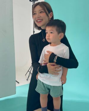 Elva Ni Chen-Xi Instagram - These behind the scenes moments are warm and precious ❤️
#happymothersday
#behindthescenes 
#vefamily 
@tiffanyandco