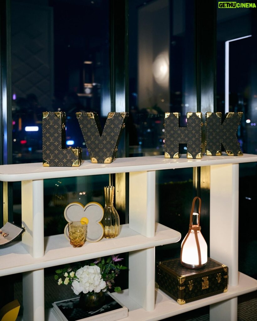 Elva Ni Chen-Xi Instagram - Louis Vuitton Savoir Rêver 每年讓人期待的造夢之旅又來到香港了 欣賞到意猶未盡的精湛手工藝和創新的家品設計 又帶大家進入了夢幻的感官之旅 更令人開心的是和友人們的相聚 What a happy night with @louisvuitton 🧳 #LVSavoirRever #LVHongKong