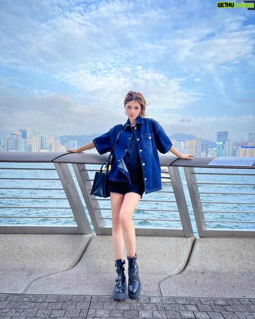 Elva Ni Chen-Xi Instagram - 工作之間的break忙裏偷閒吹個海風 然後頭髮都亂了😂 #elvaootd