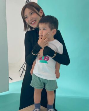 Elva Ni Chen-Xi Instagram - These behind the scenes moments are warm and precious ❤️
#happymothersday
#behindthescenes 
#vefamily 
@tiffanyandco