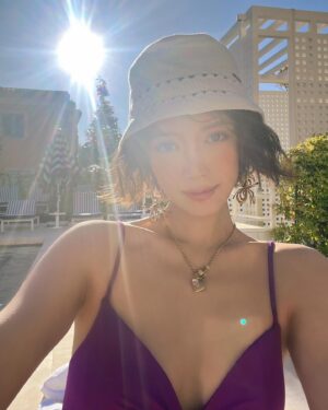 Elva Ni Chen-Xi Instagram - Absorbing the vitamin D ⛱️
#sunbathing 
#happyweek33