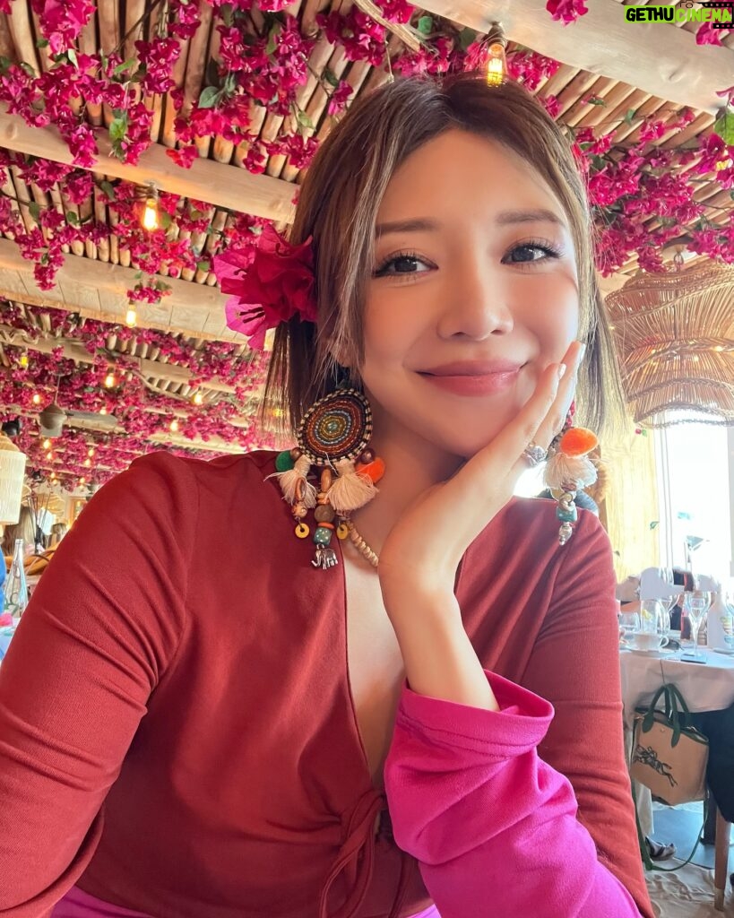Elva Ni Chen-Xi Instagram - Count my days by smiles ☺️ #一週中間的放假真的很讓人期待