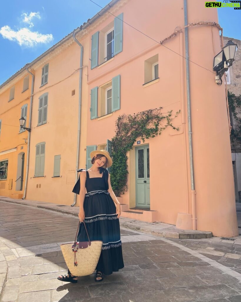 Elva Ni Chen-Xi Instagram - Postcards from St.Tropez 📮 #gelato是借來拍照啦 #只是道具融化的速度有點快😂 #southoffrance #sttropez #travelwithelva