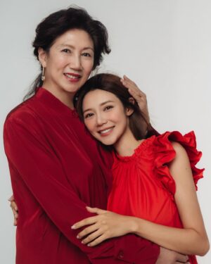 Elva Ni Chen-Xi Instagram - Happy Mother’s Day! 
只要回到媽媽身邊永遠都會秒變女兒mode🤣
撒嬌還是很在行
祝所有的媽媽們都節日快樂
被兒女們愛着寵着呵護着
每天都是幸福的🥳
#happymotherday