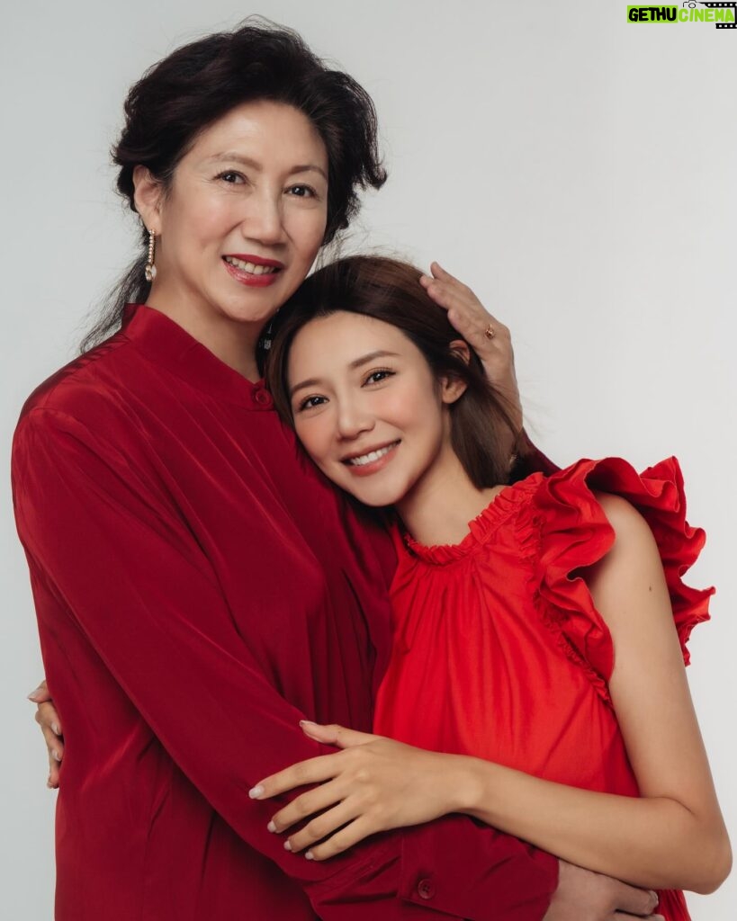 Elva Ni Chen-Xi Instagram - Happy Mother’s Day! 只要回到媽媽身邊永遠都會秒變女兒mode🤣 撒嬌還是很在行 祝所有的媽媽們都節日快樂 被兒女們愛着寵着呵護着 每天都是幸福的🥳 #happymotherday