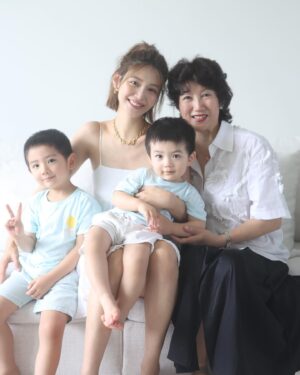 Elva Ni Chen-Xi Instagram - Happy Mother’s Day! 
只要回到媽媽身邊永遠都會秒變女兒mode🤣
撒嬌還是很在行
祝所有的媽媽們都節日快樂
被兒女們愛着寵着呵護着
每天都是幸福的🥳
#happymotherday