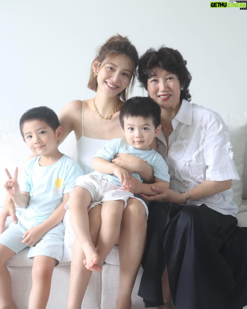 Elva Ni Chen-Xi Instagram - Happy Mother’s Day! 只要回到媽媽身邊永遠都會秒變女兒mode🤣 撒嬌還是很在行 祝所有的媽媽們都節日快樂 被兒女們愛着寵着呵護着 每天都是幸福的🥳 #happymotherday