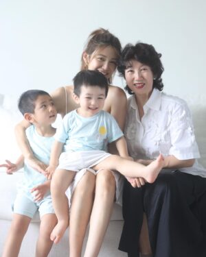 Elva Ni Chen-Xi Instagram - Happy Mother’s Day! 
只要回到媽媽身邊永遠都會秒變女兒mode🤣
撒嬌還是很在行
祝所有的媽媽們都節日快樂
被兒女們愛着寵着呵護着
每天都是幸福的🥳
#happymotherday