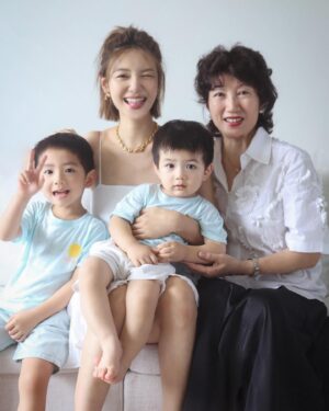 Elva Ni Chen-Xi Instagram - Happy Mother’s Day! 
只要回到媽媽身邊永遠都會秒變女兒mode🤣
撒嬌還是很在行
祝所有的媽媽們都節日快樂
被兒女們愛着寵着呵護着
每天都是幸福的🥳
#happymotherday