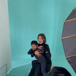 Elva Ni Chen-Xi Instagram - These behind the scenes moments are warm and precious ❤️
#happymothersday
#behindthescenes 
#vefamily 
@tiffanyandco