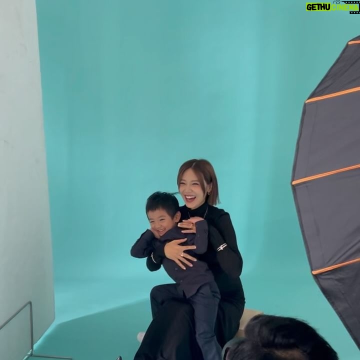 Elva Ni Chen-Xi Instagram - These behind the scenes moments are warm and precious ❤️ #happymothersday #behindthescenes #vefamily @tiffanyandco