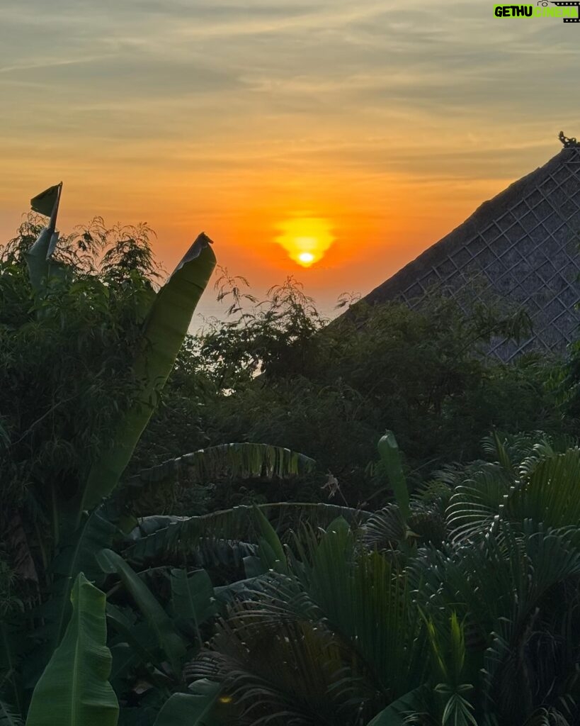 Elvin Levinler Instagram - Uluwatu sunset 🙂‍↕️🥹🥥🌴✨✨✨✨ #elviniminbali #uluwatu