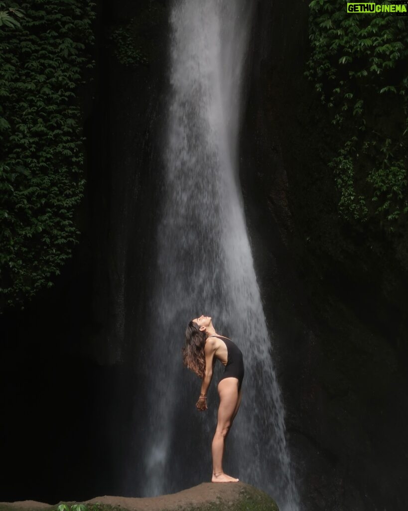 Elvin Levinler Instagram - “I am aligned with the earth below me and the sky above me” Bali’den tek bir an paylaşacak olsam, o an bu an olurdu. tabii ki çığlıklar atarak suyun içine girdiğim, yüzdüğüm, etrafta bizden başka kimsenin olmadığı, bağırarak teşekkür ettiğim anlar da bu an’a dahil 💙 #elviniminbali