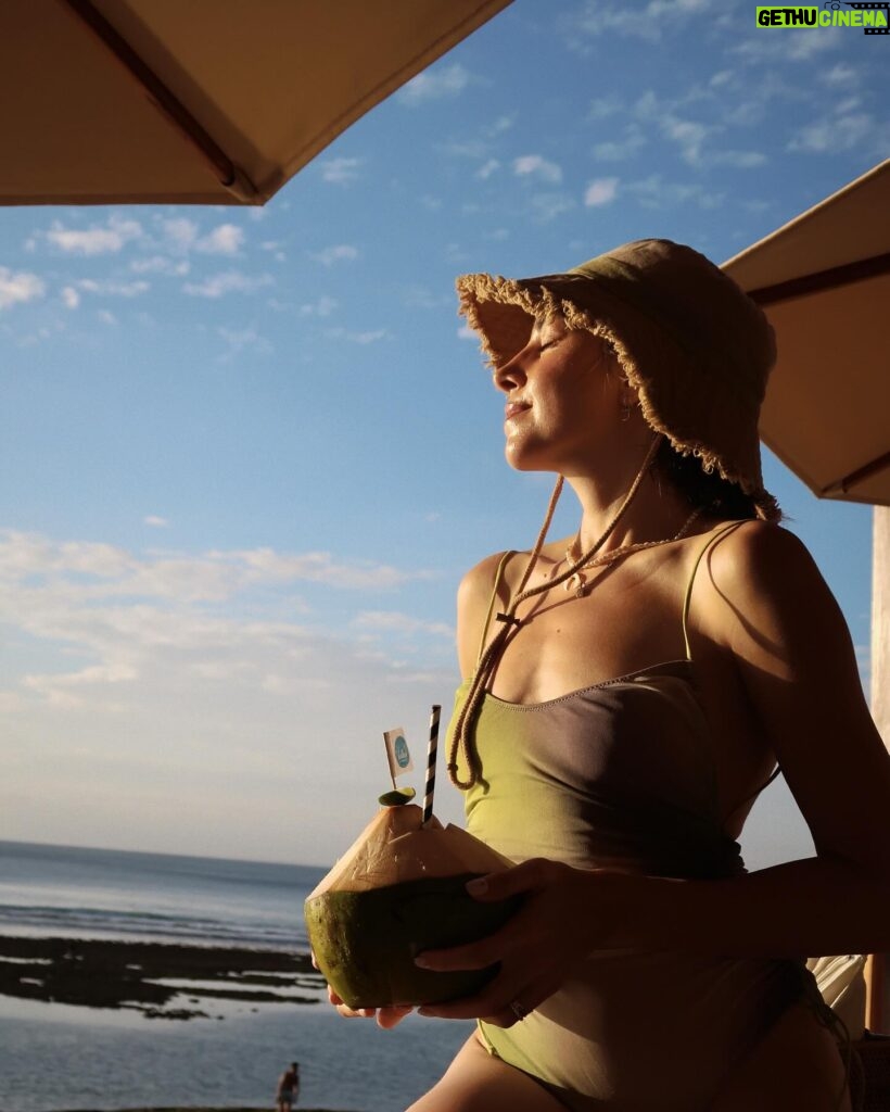 Elvin Levinler Instagram - last (and one of the best) sunset in Bali 🥥🧡✨✨ son günümüzde kaybolarak geldiğimiz plajı ve izlediğimiz günbatımını asla unutamayacağım 🥹 Bingin Beach, buraya gelirseniz günü batırdıktan sonra kumların üzerinde dünyanın en salaş ve lezzetli yemeğinden bizim için de yiyin💙 #elviniminbali