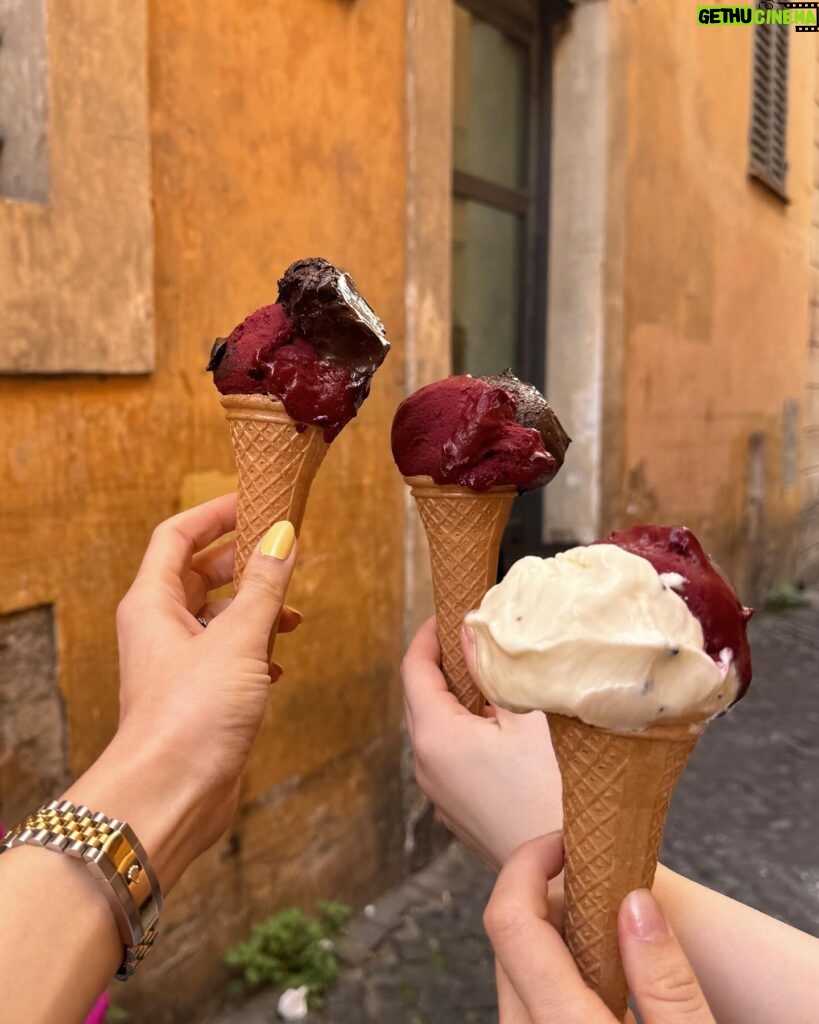 Elvin Levinler Instagram - erken doğumgünü kutlamaları ve pastası 🍦✨ #elviniminitaly