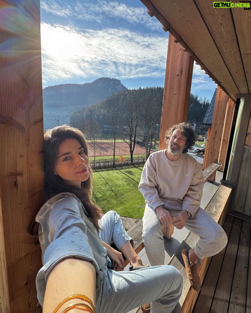 Elvin Levinler Instagram - reset, recharge, reawake, relax and repeat ☀️✨❄️🏹 thank you so much for everything @mayrlife_official #mayrlifealtaussee @saltiletisim #işbirliği farketmeden ne kadar çok ağırlık taşıyarak yaşıyoruz hayatı… öyle bir 1 hafta geçirdik ki; fiziksel, ruhsal ve zihinsel olarak yenilendik, hafifledik ve enerji topladık ✨çok çok çok teşekkür ediyorum 💙