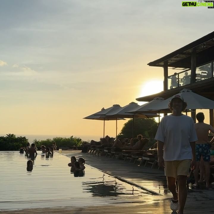 Elvin Levinler Instagram - Uluwatu sunset 🙂‍↕️🥹🥥🌴✨✨✨✨ #elviniminbali #uluwatu