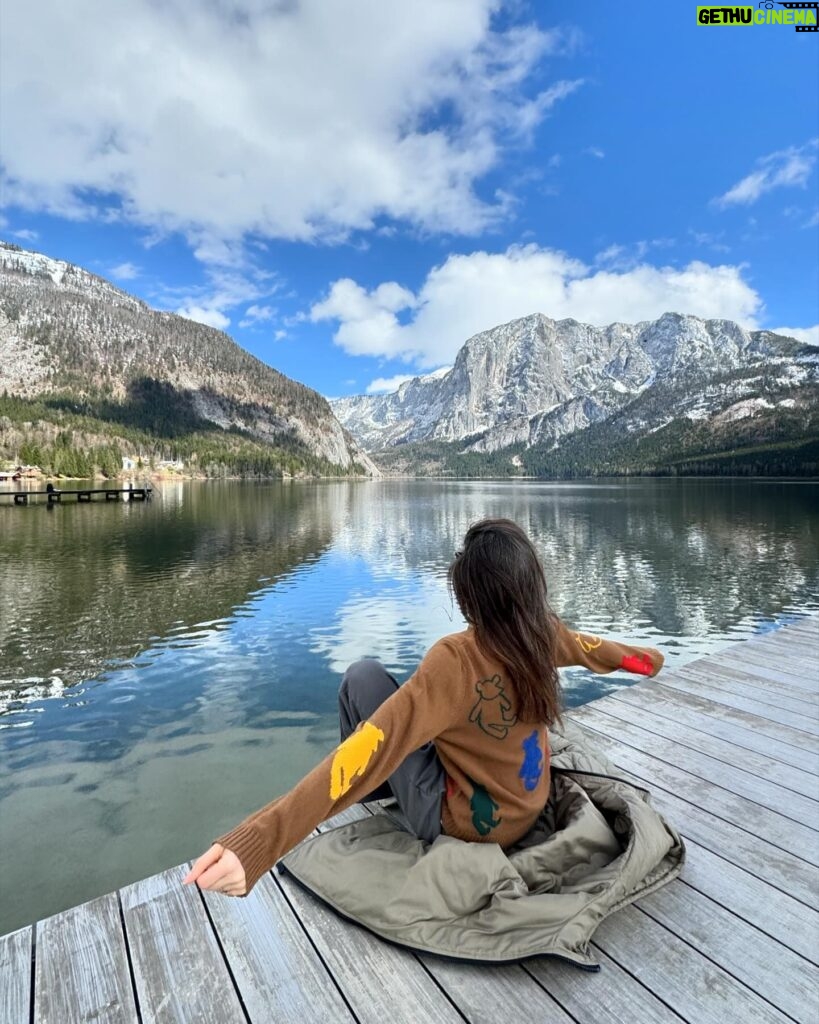 Elvin Levinler Instagram - reset, recharge, reawake, relax and repeat ☀️✨❄️🏹 thank you so much for everything @mayrlife_official #mayrlifealtaussee @saltiletisim #işbirliği farketmeden ne kadar çok ağırlık taşıyarak yaşıyoruz hayatı… öyle bir 1 hafta geçirdik ki; fiziksel, ruhsal ve zihinsel olarak yenilendik, hafifledik ve enerji topladık ✨çok çok çok teşekkür ediyorum 💙