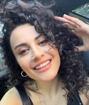 Emel Dede Thumbnail - 32.3K Likes - Most Liked Instagram Photos