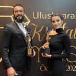 Emel Dede Instagram - Zorlu set koşullarında canla başla çalışan tüm ekip arkadaşlarımız adına ödüllerimizi aldık..✨💫 YILIN DİZİSİ "Kuruluş Osman" 🤩 YILIN YAPIMCISI "Mehmet Bozdağ" @mehmetbozdag ✨#KristalElmasÖdülleri @kristalelmasodulleri #kuruluşosman @kurulusdizisi @kurulusosman @bozdagfilm