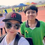 Emelda Rosemila Instagram - Cheering for Edra smlm kat sukan sekolah. Edra jadi mascot team Temenggung. Busy mum carik bulu merak everywhere. Nasib baik ada uncle pejoy @pejoyyahaya yg selalu pantas bila bab2 wardrobe & costume nih😂. Tq uncle Pejoy.🫰🏻 Daddy habis shoot 5am, so tak dpt la join tgk anak peacock dia marching hehe. Mummy sorg jer laa yg cheering, sokay sokay, i always enjoy my own company😄. So proud of my peacock. Congrats Edra! @edrarafaeladlin U did great!💚 19.8.23