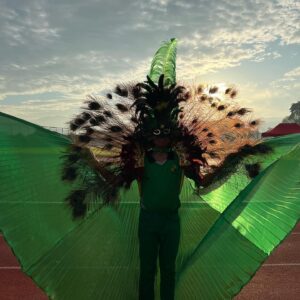 Emelda Rosemila Instagram - Cheering for Edra smlm kat sukan sekolah. Edra jadi mascot team Temenggung. Busy mum carik bulu merak everywhere. Nasib baik ada uncle pejoy @pejoyyahaya yg selalu pantas bila bab2 wardrobe & costume nih😂. Tq uncle Pejoy.🫰🏻

Daddy habis shoot 5am, so tak dpt la join tgk anak peacock dia marching hehe. Mummy sorg jer laa yg cheering, sokay sokay, i always enjoy my own company😄. 

So proud of my peacock. Congrats Edra! @edrarafaeladlin U did great!💚

19.8.23