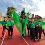 Emelda Rosemila Instagram - Cheering for Edra smlm kat sukan sekolah. Edra jadi mascot team Temenggung. Busy mum carik bulu merak everywhere. Nasib baik ada uncle pejoy @pejoyyahaya yg selalu pantas bila bab2 wardrobe & costume nih😂. Tq uncle Pejoy.🫰🏻 Daddy habis shoot 5am, so tak dpt la join tgk anak peacock dia marching hehe. Mummy sorg jer laa yg cheering, sokay sokay, i always enjoy my own company😄. So proud of my peacock. Congrats Edra! @edrarafaeladlin U did great!💚 19.8.23
