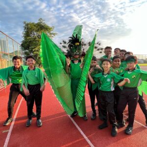 Emelda Rosemila Instagram - Cheering for Edra smlm kat sukan sekolah. Edra jadi mascot team Temenggung. Busy mum carik bulu merak everywhere. Nasib baik ada uncle pejoy @pejoyyahaya yg selalu pantas bila bab2 wardrobe & costume nih😂. Tq uncle Pejoy.🫰🏻

Daddy habis shoot 5am, so tak dpt la join tgk anak peacock dia marching hehe. Mummy sorg jer laa yg cheering, sokay sokay, i always enjoy my own company😄. 

So proud of my peacock. Congrats Edra! @edrarafaeladlin U did great!💚

19.8.23