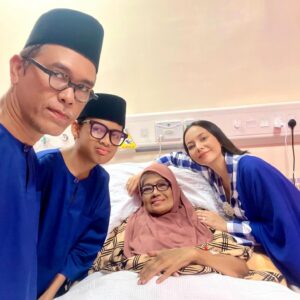 Emelda Rosemila Instagram - My kind of Raya.☺️

Tiada tempat yg lebih bermakna selain berada dibawah ketiak ibu dan suami hehe.😄

Pertama kali mel beraya dihospital tahun ini. Bersyukur sgt masih lagi berpeluang sambut raya dgn Mama. Doakan mama mel sembuh sepenuhnya ya.🙏🏼

Selamat Hari Raya Aidilfitri semua. Maaf Zahir dan Batin.💙
Kesalahan korang semua mel dah ampunkan heehee.😘

 Raya,2024.