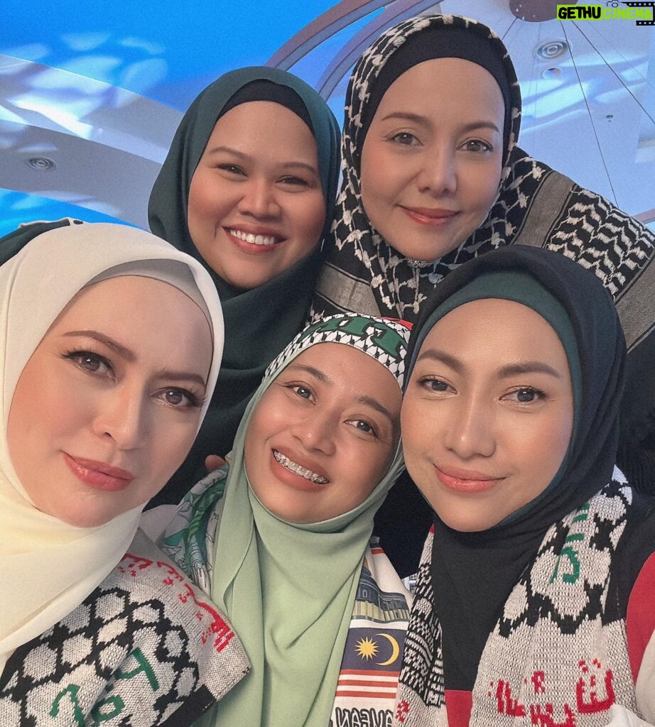 Emelda Rosemila Instagram - Cantik2 semua sahabat2 ku, MasyaALLAH, Hajahh!☺️😄 Thank You DatinSri @umieaida9 jemput kitaorg smua diMajlis Perjuangan Palestine Semalam. Alhamdulillah ada jumlah derma yg terkumpul buat Palestine dan Dapat bersilaturahim dgn semua jemputan. Malangnya tak sempat nak ambik gamba dgn kakumie, sbb malas nak kacau busy nawww! Doakan terus utk Palestine 🇵🇸❤️🇵🇸 @lizaabdul @sherry_alhadad @catrionabrianross @nadia.brian @falaaaaaaa_ @afifaanuar @zulinaziz