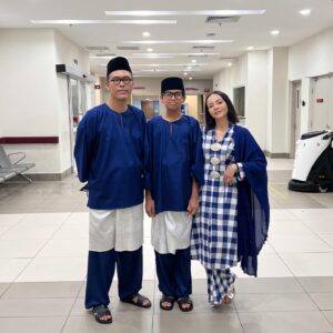 Emelda Rosemila Instagram - Keluarga kecil Mel.💙

Baju Melayu the boys dari @kho.sae 😍
Kebaya Mel @bajukurungklasik_hc 😍

Raya2024