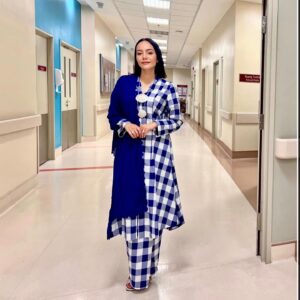 Emelda Rosemila Instagram - Keluarga kecil Mel.💙

Baju Melayu the boys dari @kho.sae 😍
Kebaya Mel @bajukurungklasik_hc 😍

Raya2024