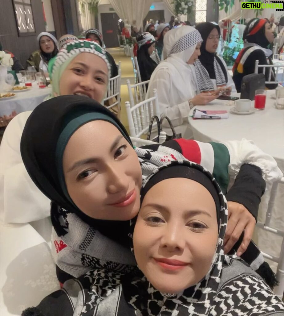 Emelda Rosemila Instagram - Cantik2 semua sahabat2 ku, MasyaALLAH, Hajahh!☺️😄 Thank You DatinSri @umieaida9 jemput kitaorg smua diMajlis Perjuangan Palestine Semalam. Alhamdulillah ada jumlah derma yg terkumpul buat Palestine dan Dapat bersilaturahim dgn semua jemputan. Malangnya tak sempat nak ambik gamba dgn kakumie, sbb malas nak kacau busy nawww! Doakan terus utk Palestine 🇵🇸❤️🇵🇸 @lizaabdul @sherry_alhadad @catrionabrianross @nadia.brian @falaaaaaaa_ @afifaanuar @zulinaziz