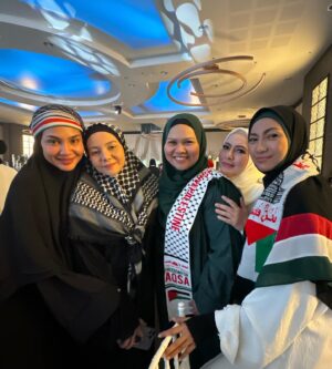 Emelda Rosemila Instagram - Cantik2 semua sahabat2 ku, MasyaALLAH, Hajahh!☺️😄

Thank You DatinSri @umieaida9 jemput kitaorg smua diMajlis Perjuangan Palestine Semalam. Alhamdulillah ada jumlah derma yg terkumpul buat Palestine dan Dapat bersilaturahim dgn semua jemputan. Malangnya tak sempat nak ambik gamba dgn kakumie, sbb malas nak kacau busy nawww!

Doakan terus utk Palestine 
🇵🇸❤️🇵🇸

@lizaabdul @sherry_alhadad @catrionabrianross @nadia.brian @falaaaaaaa_ @afifaanuar @zulinaziz