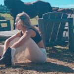 Emilia Attías Instagram - Despedir el año de esta manera..... Pocxs saben del amor que tengo por los caballos. Solo que de ninguna manera me siento identificada relacionandome con ellos bajo maneras de sometimiento o que les causen dolor. Lo más maravilloso que tienen es su espíritu libre. Solo quiero dejarme empapar por esa naturaleza, y bailar a su ritmo. Con el mayor desprendimiento posible. Con el mayor respeto. Con la mayor admiración. Con la misma entrega. Con el corazón en la mano, y la confianza suelta. Somos seres muy sensibles, ambos.... confiemos en otra manera de relacionarnos con los animales. Honremoslos. Son parte de todo, e igual de importantes que nosotrxs. Y no subestimemos su sensibilidad. Y mucho menos su inteligencia. Gracias inmensas @alfonsinamaldonado la admiración e inspiración que me generás no tienen forma ni tamaño. Sos grandiosa y poderosa, mujer. Muy. Gracias por este rato de confianza y entrega con tus fieles compañeros. Gracias Mora por nadar conmigo en las aguas y dejarme llevar por tu fuerza y la pureza de tu espíritu salvaje. Me derrite tu nobleza. Despidan este año con mucha energía y agradecimiento por todo. Hasta las piedras en el camino (o las propias) nos vienen a iluminar y hacernos evolucionar. Con amor, Emi. ❤️